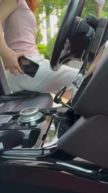 #suctionphonemount #phoneholder #caraccessories #techtok #fyp #tiktok #car #cars #carsoftiktok #tiktokfinds #tiktokmademebuyit #phonestandholder 
