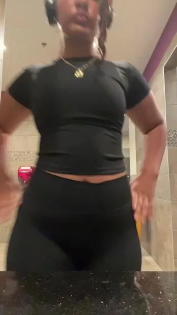 It’s so easy to put on not like those hook ones 🙄 #fypシ #waisttrainer #fitness #gym #gymtok 