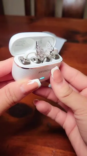 Estos earphones estan super cool ya que parece como si fueran aretes. #dealsforyoudays #earphones  #cliponearbuds #headphones #affordablefinds #trending #wirelessearbuds #tiktokfinds  #wirelessearphone 