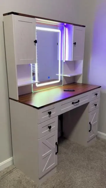 💄✨ Tu espacio beauty soñado, ahora es real ✨💄 Este tocador de maquillaje LHBcraft no solo es precioso, ¡es súper funcional! Viene con luces LED RGB ajustables en 16 colores, para que elijas el ambiente perfecto según tu mood o tipo de maquillaje 🌈💡. Incluye un espejo amplio, estantes abiertos, cajones espaciosos y hasta una estación de carga integrada para tu plancha, celular o secadora 🔌. El diseño blanco con acabado madera le da ese toque moderno y elegante que tu habitación merece 🪞🌿 🎁 ¡Y sí! Está con 30% OFF + envío gratis. Es hora de brillar, reina 💁‍♀️ @LHBcraft  #fyp #tiktok #viral #vanity #vanitymirror #withe #tiktokshop #mirror 