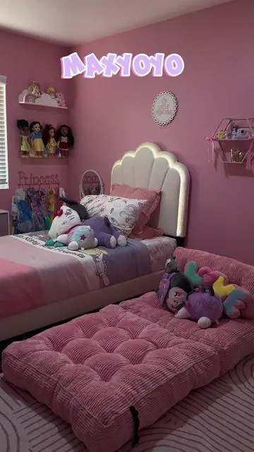 it fits their room perfectly😍💕 & the girls love it!! | @MAXYOYO 🎀 #foldablesofa #floorbed 