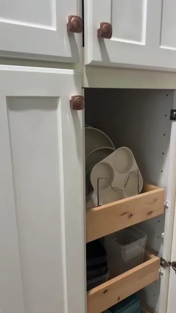 Hands down the best organizational item I’ve ever bought for my kitchen 🙌🏻 #KitchenOrganization #CookwareStorage #organizedhome #organizationhacks #ExpandableRack #TikTokMadeMeBuylt #KitchenHack #CabinetOrganization #AestheticStorage #PanOrganizer #HomeHack #SmallSpaceSolutions