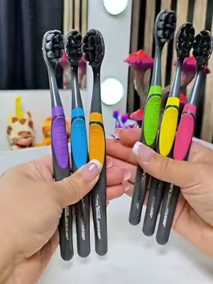 Cepillos con cerda de carbon para ayudar a blanquear dientes perfectos para dientes sensibles #toothbrush  #oralhealth #smoothsensitive  #cepillos #cepillosdedientes  #dientessensibles #blancamientodedientes  #Dealsforyoudays #tiktokshopcreatorpicks 
