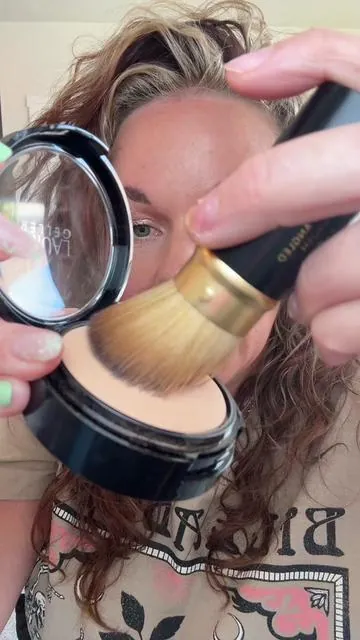 The perfect duo! #laurageller #lauragellerbeauty #lauragellermakeup #makeup #beauty 