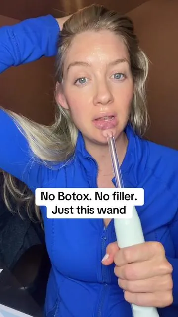 Postpartum hair thinning + aging skin? SAME. This high-frequency wand boosts blood flow to your scalp and skin— 🧠 Stimulates dormant follicles for hair regrowth 💧 Boosts collagen production for fine lines + tired skin Perfect for postpartum hair loss + sagging skin at the same time. #hairthinning #postpartumhairloss #highfrequencywand #collagenproduction #fineLines #postpartumskin