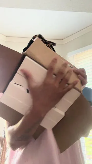I thought I was only getting 1 book 🤣 … but 8! 8 books 📚 lawddd I’ll catch yall in 2026 😂 #booktok #melanieMartins #blossominwinter #happilyeverafter 