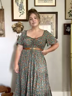 The perfect plus sized late summer / early fall transition dress! It’s so comfortable and lightweight. I’m so excited to wear this one out! #plussizefashion #curvyfashion #plussizefriendly #plussizesummeroutfits #plussizedress 