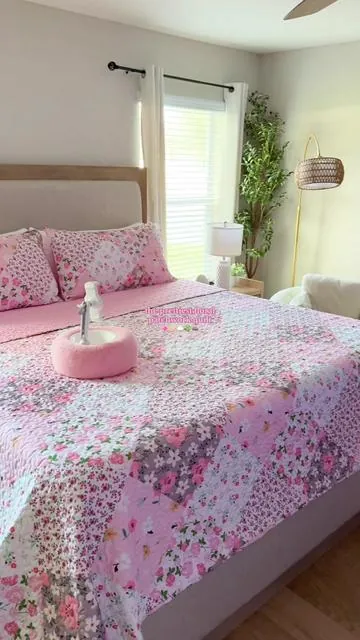 so in love with this lightweight pink quilt 🌸✨ #quilt #comforter #bedding #pinkbedding #floralbedding #pinkbedroom #pinkdecor #patchworkquilt #homefinds 