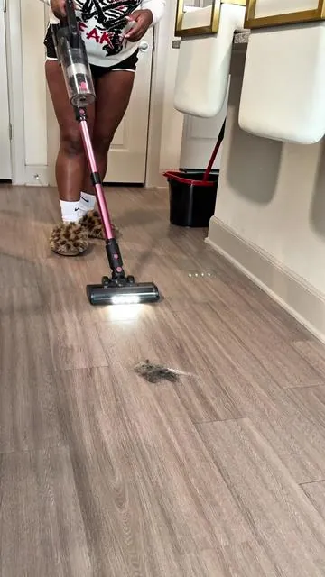 I love these cordless vacuum 🔥 always convenient for me when I need it ❤️ #fyp #vacuumcleaner #cordlessvacuum #tiktokshop #cleantok 