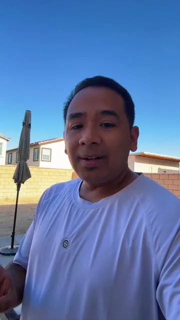 Lampara o foco solar para el patio o yarda de la casa. 