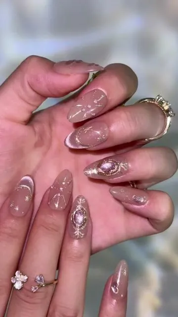 ✨Elegance at your fingertips 💅 Almond-shaped. High-shine. Zero effort. Timeless glam! #AlmondNails#NailInspo #CatEyeNails #PressOnNails #NailTok 
