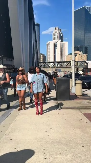 The BOOTS!!! THE BOOTS!!!! My fav part of the look!👢💥 • • #ootd #boots #cowboycartertour #concertoutfit #cowgirlboots #fy #fitted 