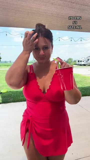 Curvy mamas looking for swimsuits that are flattering on plus size bodies.. this one is it! Makes me feel confident while being comfortable. #swimsuit #swimmingsuit #swimwear 