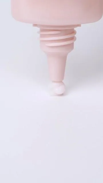Get ready to glow like never before! ✨  Our 4-in-1 wonder cream is your secret to achieving that flawless glass skin look. Whether you're going makeup-free or prepping for a glam day, this moisturizer, primer, morning pack, and luminizing cream has got you covered. 💖 #glassskin #dewyglow #skincareessentials #beautyroutine #glowup #luminizingcream #skincaregoals #beautycommunity #makeupbase #skincarelovers 