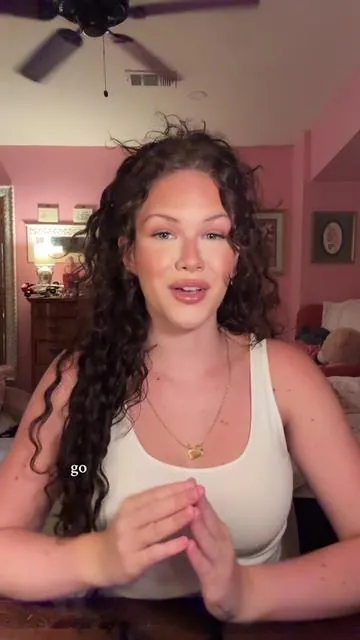 I can’t believe how amazing they blend! #fentysuperbrandday #googoo #googoohairextensions #tiktokshopbacktoschool #backtoschool #hairextensions #curlyhairextensions #fyp #viral @googoohairshop @googoohair_official 