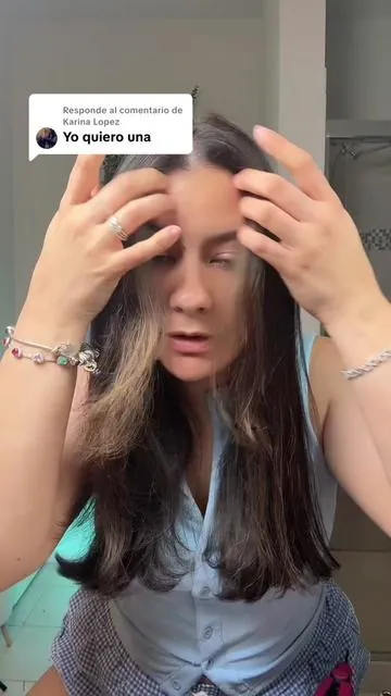 Respuesta a @Karina Lopez Color Wow Pop + Lock High Gloss Finish Serum – Suero antifrizz con brillo de alto impacto y protección UV Luce un cabello con efecto espejo gracias al serum Pop + Lock de Color Wow, formulado para controlar el frizz, sellar las puntas abiertas y dejar un acabado ultra brillante sin sensación pesada. Este suero ligero protege contra los rayos UV y funciona en todo tipo de cabello, incluso teñido, alisado o dañado por calor. Ideal para usar como último paso después del peinado o para dar retoques durante el día. ✨ Acabado gloss sin dejar residuos grasos ✨ Control de frizz y suavidad instantánea ✨ Protege del daño solar y térmico ✨ Apto para cabellos teñidos y con tratamientos químicos ✨ Se puede usar en cabello húmedo o seco @Color Wow Hair #colorwow #colorwowpopnlock #tiktokshopbacktoschool #colorwowSBD #ttsbeautybesties #tiktokshopcreatorpicks 
