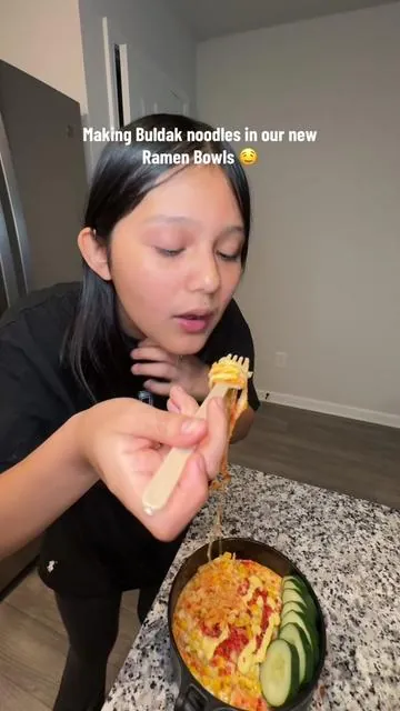 Making Buldak noodles in our new Ramen Bowls 🤤 #daughter #ramen #buldakramen #fypシ゚viral #viral #viralvideo 