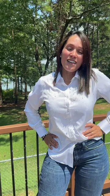 ¿Una camisa blanca que no se arruga ni se mancha fácil? Sí existe, y es esta 😍. Se ve elegante, se siente cómoda y siempre está lista para el día —sin drama y sin plancha. Perfecta para la oficina o para verte pro en cualquier plan. #stainresistant #officeoutfit #bosslook #TikTokShopCreatorPicks #Dealsforyoudays