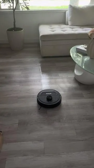 No estás en casa , no hay problema  , este robot de limpieza puedes controlarlo desde el cell para que limpie incluso cuando no estés , y también lo puedes mandar a limpiar áreas específicas como la cocina , la sala o lo que quieras , y te deja el piso reluciente , una ayuda indispensable para nosotras las mujeres . 