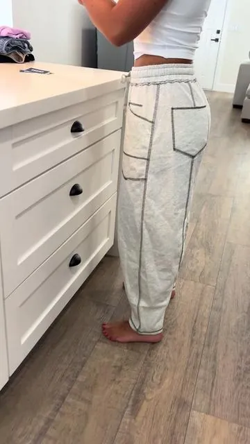These baggy sweatpants are so cute! I love the way these fit and feel. Very comfortable. #baggysweatpants #baggysweats #sweatpantsoutfit #loungepants #loungewear 