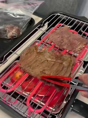 Desde que tengo esta parrilla eléctrica, cocinar se ha vuelto mucho más fácil y rápido. Hoy preparé carne con tomates y ajíes, y todo se cocinó perfecto, sin humo, sin ensuciar demasiado y sin que nada se pegara. Tiene varios niveles de temperatura para que todo quede en su punto, y es ideal tanto para una comida sencilla como para una reunión con amigos o familia. Si te gusta cocinar sin complicarte, esta parrilla es para ti. ¡Y lo mejor es que está en oferta ahora mismo! #ElectricGrill #IndoorGrill #GrillLovers #EasyCooking #KitchenGadget #HomeChef #TikTokMadeMeBuyIt #MustHave #CookingTools #GrillAtHome   