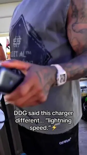 This Anker 165W got him smiling—laptop, phone, camera all charged up at once. Built-in retractable cables = no more fumbling. ✅ 25,000mAh ✅ Fast charge laptops ✅ Sleek LED display Link in bio – don’t miss that 30% off. #ddg #ankerpowerbank #fyp 