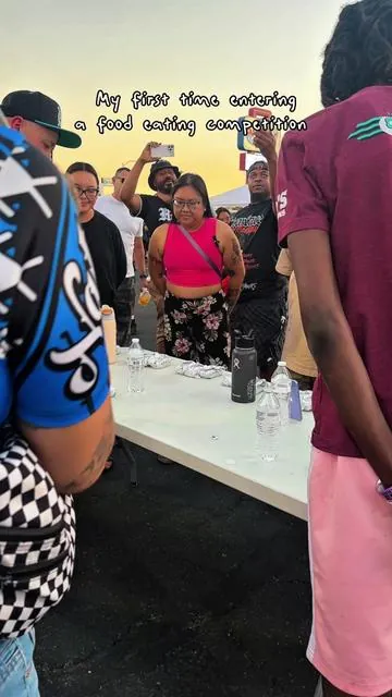 Tried to enter my first food competition and it made me realize, I’m NOT built for this 🤣😅 The challenge was who can eat 3 spam musubis the FASTEST. Honestly I went thinking it wasn’t gonna be hard, but after that big first bite and almost choking, it was over for me 🫣 The spam musubi was so good, but man I wasn’t prepared for the rice 😩 So happy I had my water bottle bag! Not only does it keeps my water bottle near me and keeping me hands free. It also has 2 zipper pockets and 2 side pockets. 🙏🏾 When you see me out, you’ll always find me with this bag! 👌🏾 Shout out to @eatthestreetslv for hosting this fun event! Bringing local businesses and the community together 💜 #bigback #foodie #lasvegas #vegas #vegasfood #spammusubi #eatingcompetition 