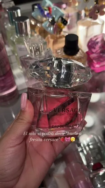 OMG su olor 😮‍💨💗¡Todas las chicas necesitan este perfume en su colección! #versace #versacebrightcrystal #brightcrystal #fresitas🍓  #versacebrightcrystal #perfumetok #fragances #perfumeforwomen #perfumetiktok #perfumereview #tiktokshop #girlythings #fyp #foryoupage #paratii #perfumecollection