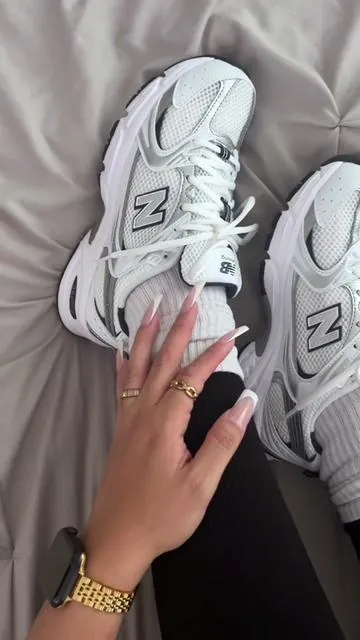 White / Navy 😍🔥 #newbalance #newbalance530 #sneakers #shoeunboxing #gymshoes #runningshoes #tiktokshopcreatorpicks #tiktokshopbacktoschool 