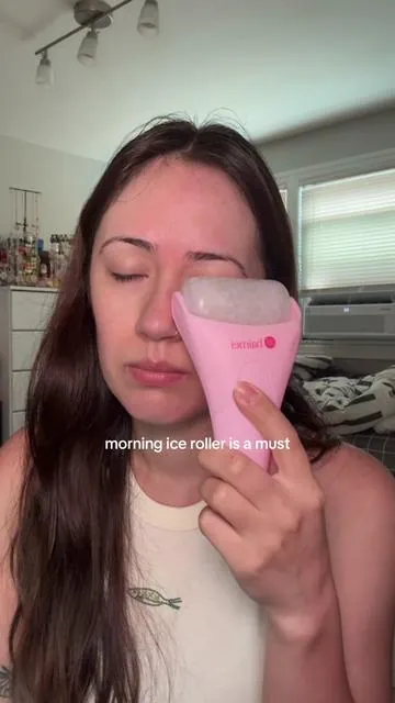 Ice roller morning routine 🧊 #iceroller #icerollerforface #icemassage 