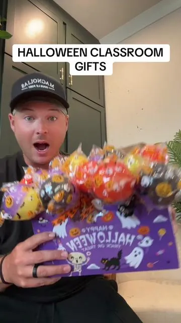 This 30 pack gift set is perfect for Halloween! #halloween #halloweenparty 