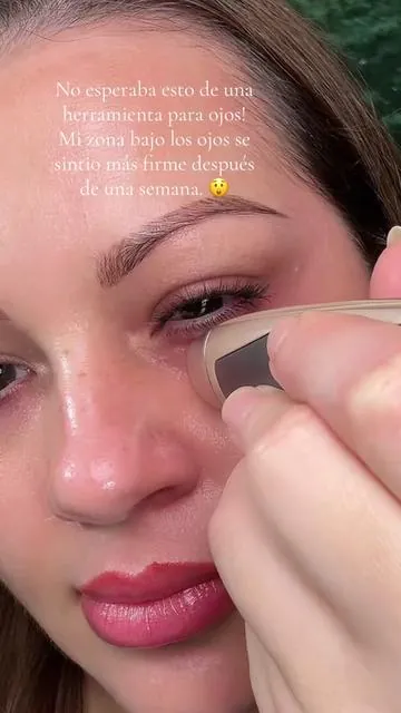 ✨ Transforma tu mirada en minutos ✨ Con el INIA LUMIN 4-in-1 Eye Skincare Wand, cuida el contorno de tus ojos en solo 3 minutos al día. ✔ Ayuda a reducir la apariencia de líneas finas ✔ Contribuye a disminuir la hinchazón ✔ Ilumina y reafirma la zona de los ojos ✔ Tecnología aprobada por la FDA 💆‍♀️ Resultados visibles en pocas semanas, sin salir de casa.  #skincareroutine #redlighttherapy #glowingskin #INIALumin #antiaging @INIA BeautyCraft 