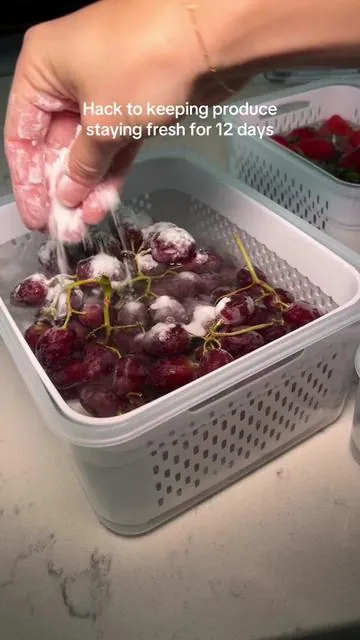 Fridge organizers that make it SO easy.  #fridgeorganizers #organizationhacks #freshproducehack #howtokeepproducefresh #kitchenfinds 