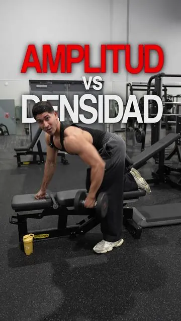 ¿Entrenas espalda pero no sabes si enfocarte en amplitud o densidad? Lo mejor es combinar ambos. 👔Ropa: @YOUNGLA  Codigo: JUANWAGNER para -15% +Sorteo 🥤Suples: @Dragon Pharma Labs  Código: JUANWAGNER para -25% +Sorteo Asesorías personalizadas en el link de mi perfil Fuentes:  Rodríguez-Ridao, David, et al. “Effects of five different pulling exercises on latissimus dorsi muscle activation: An electromyographic study.” PLoS ONE, vol. 15, no. 10, 2020, https://doi.org/10.1371/journal.pone.0238583. Baz-Valle, E., et al. “Effects of moderate vs. high training volume on muscle mass in resistance-trained individuals: A systematic review and meta-analysis.” Scandinavian Journal of Medicine & Science in Sports, vol. 32, no. 3, 2022, pp. 450–460, https://doi.org/10.1111/sms.14129. Bernárdez-Vázquez, M., et al. “The effect of training variables manipulation on muscular hypertrophy and strength in resistance-trained individuals: A systematic review.” Frontiers in Sports and Active Living, vol. 4, 2022, https://doi.org/10.3389/fspor.2022.949021. Hamarsland, H., et al. “Equal total training volume in resistance training with different training frequencies: Effects on muscle mass and strength.” Frontiers in Physiology, vol. 12, 2022, https://doi.org/10.3389/fphys.2021.789403.