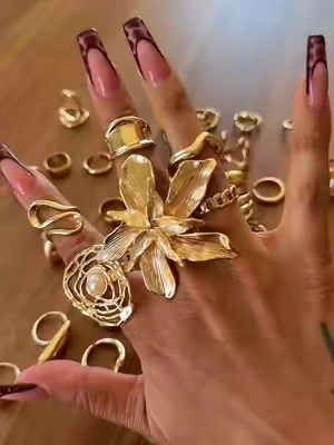 Bundle of rings that sparkle like crazy and make the cutest gift ever for under $11 #ringstack #giftideas #stackablerings #affordablejewelry #jewelrydeals 