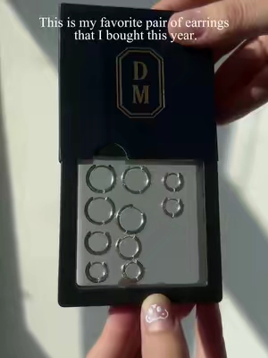 This is my favorite pair of earrings that I bought this year. #dearmay #jewelry #bracelet #earrings #Outdoorfun#pearl #fashion #tiktokmademebuyit#tiktokbacktoschool#foryou 