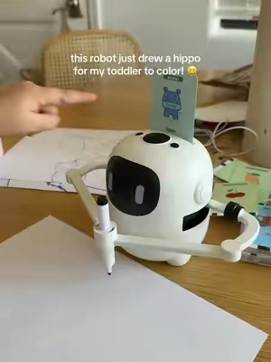 If you have a toddler who loves to color, this robot will draw outlines of tons of different pictures for them to color 🤩 #robot #drawingrobot #kidscrafts #kidscoloring #kidsdrawing #toddleractivities 