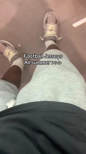 & Grey shorts is an undefeated combo. #greyshorts #menswear #manunited #sweatshorts #footballjersey 