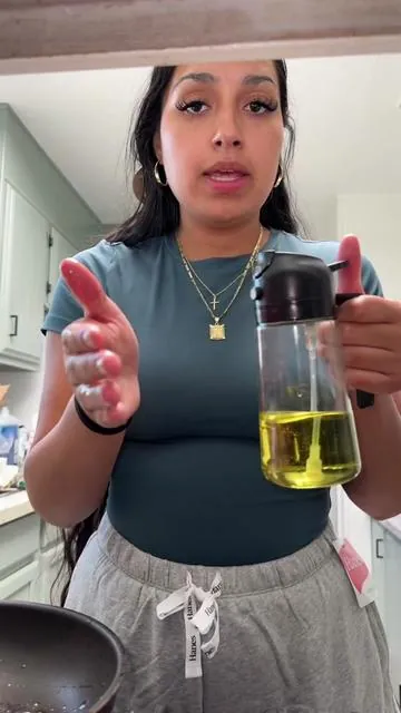 #oildispenser #sprayoildispenser #sprayoil #reusableoilspraybottle #kitchenfinds #tiktokshopcreatorpicks 