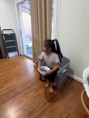 Para ahorra mucho espacio esta silla que se convierte en mesa 👍💪#tiktokshop 