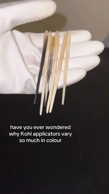 The variation in color is a testament to its handmade nature, making each applicator one of a kind 🤍✨ #beauty #eyeliner #natural 