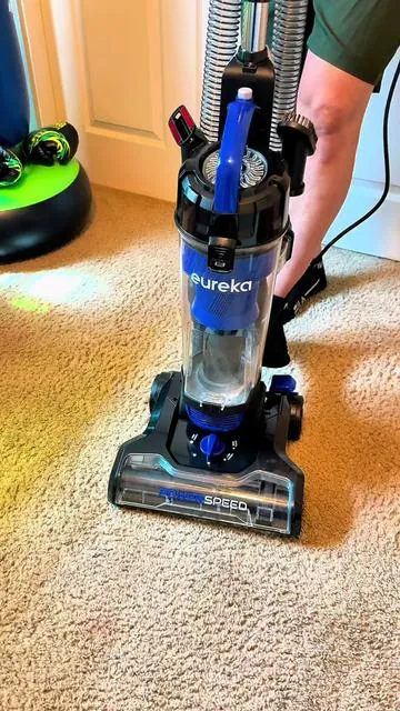 Aspiradora Eureka PowerSpeed | Potencia que lo limpia TODO Pasa por tu piso o alfombra y verás cómo saca hasta lo que creías que no estaba ahí. Ligera, fácil de manejar y con potencia ciclónica para dejar todo impecable. Ideal para casas con mascotas, alfombras y pisos duros. 🧹✨ #AspiradoraPotente #EurekaPowerSpeed #LimpiezaProfunda #CasaImpecable #HogarLimpio #TikTokShop #TikTokDeals       