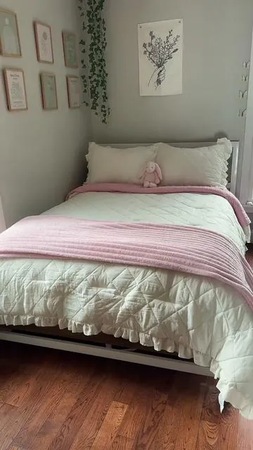 The prettiest ruffled comforter  #exposureplus #tiktokshopcreatorpicks #comforter #beddingsets #girlythings #cottagecore #coquette 