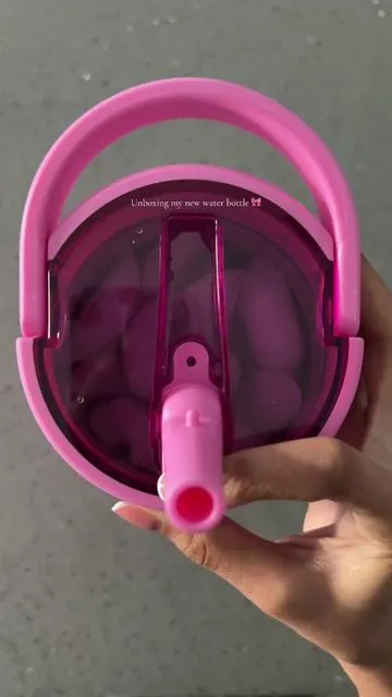 Such a pretty pink 🩷 #hydrojug #waterbottle #drinkmorewater #stayhydrated #hydration #tumblerstyle #aestheticvibes #cutedrinkbottle #kitchenessentials #homelife #homeessentials #motivation #40oztumbler #insulatedtumbler 