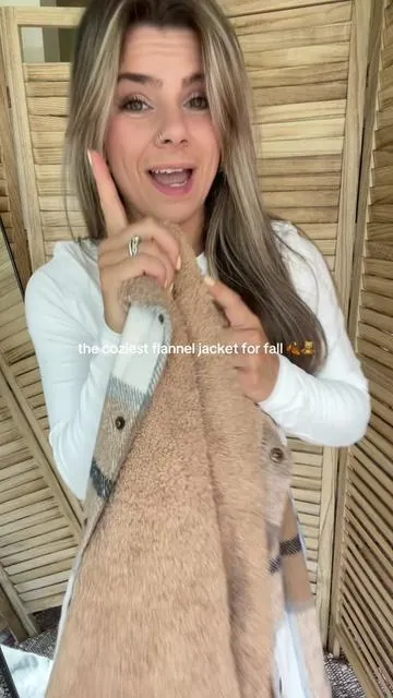 This teddy bear flannel jacket is going to be perfect for going into the fall time! It’s warm, comfy, soft, and ADORABLE 🧸🍂🤍🤎 #flanneljacket #flannel #teddybearflannel #hoodedflannel #falljacket @DOKOTOO-US 