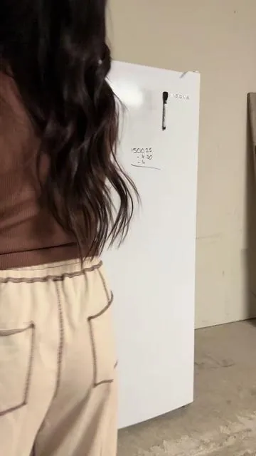 this was my very last pump 🥹 I’ve already posted the video of the output, and I got finished with pumping while putting up the dishes so I’m not wearing it anymore when cleaning the living room!  #pumpingmom #oversupply #momsoftiktok #momof2 #sahmsoftiktok 
