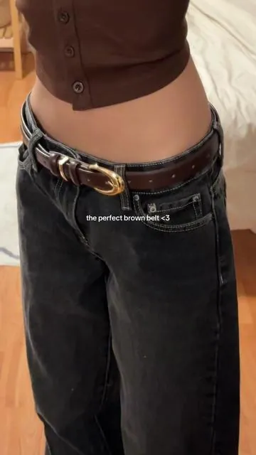 simple but so cute !! they come in a set of 2 brown and black :) 🤎 #leatherbelt #brownbelt #jeansoutfit #jasgood #goldbelt 