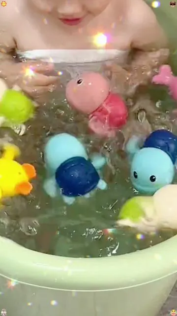 In summer, when the baby takes a bath, prepare a few more swimming bath toys to accompany the baby. At night, he will cry or make a fuss. He is so happy. He doesn't need electricity to turn around and run.#olebrandselect #toy #fun 