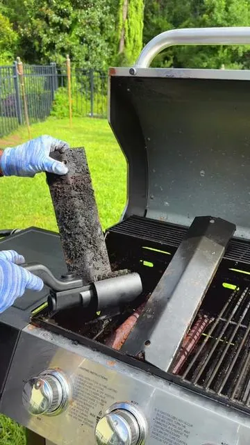 Clean your grill easily and quickly! #bbq #bbqtime #garden #bbqfood #bbqtiktok 