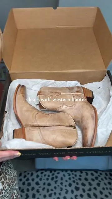 Leather Fall Booties from Cleo + Wolf at Boot Barn! #cleoandwolf #booties #fallboots #fallbooties #leatherboots 